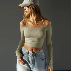Nahaufnahme von olivgrünem schulterfreiem Crop-Top mit hochelastischer Strickstruktur