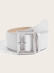 Détail d'une large ceinture blanche en cuir avec une boucle carrée en métal argenté