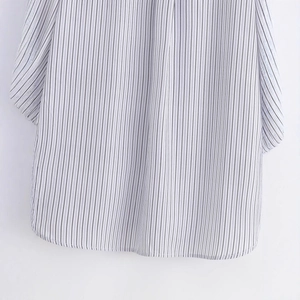 Camicia a maniche lunghe a righe bianche e blu da donna con dettaglio dell'orlo dritto