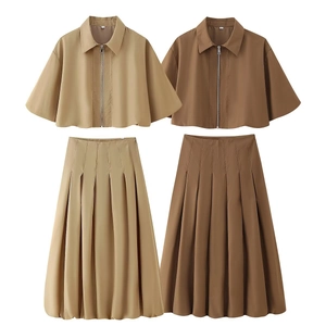 Ensemble 2 pièces femme style utility avec chemise zippée et jupe plissée kaki et marron