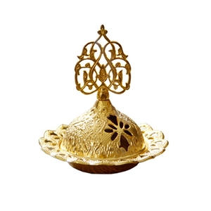 Détail d'un brûle-encens doré du Moyen-Orient avec des motifs de sculpture complexes
