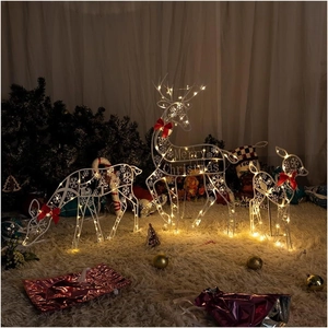 Nahaufnahme der warmweißen LED-Weihnachtsrentiere mit Merry Christmas Metallschriftzug