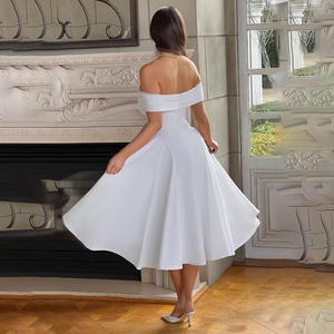 Robe trapèze blanche sans bretelles élégante avec plis et vue arrière pour l'été