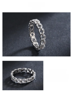 Gros plan détaillé de la bague en argent 925 avec motif ajouré et pavé de zircones