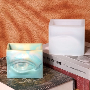Detaillierte quadratische Silikonform mit Augenrelief und marmoriertem Kunstharzstück