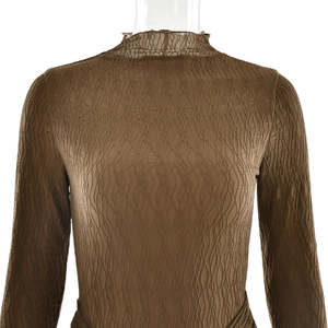 Détail du haut marron à manches longues avec col montant et texture de tissu plissé ondulé