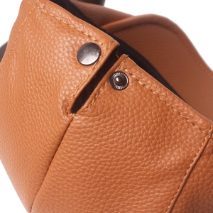 Béret en cuir marron pour hommes avec texture grainée et fermeture à bouton-pression