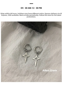 Dettaglio degli orecchini a stella d'argento su pietra con un design minimalista