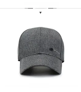 Vue frontale de la casquette de baseball grise décontractée avec logo latéral noir