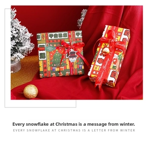 Nahaufnahme von Weihnachtsgeschenkpapier-Set mit festlichen Bändern, Glocken und Anhängern