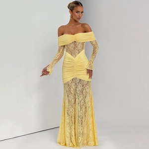 Détail de robe maxi jaune élégante à épaules dénudées avec dentelle et bustier froncé