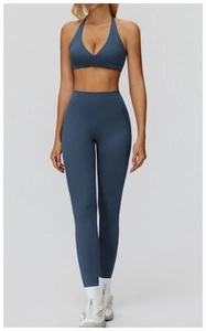 Détail d'un ensemble de yoga taille haute avec brassière licou et legging bleu brume