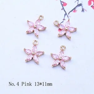 Detailansicht des rosa Zirkon-Blumenanhängers mit vergoldeter Basis in 13x11mm Größe