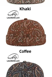 Détail du tissu jacquard à motif paisley kaki et café sur les bonnets miki