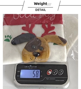 Dettaglio del peso della calza di Natale con simpatico motivo a forma di cane e corna