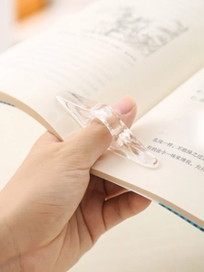 Macro di un supporto per pagine in acrilico trasparente per una lettura comoda di un libro