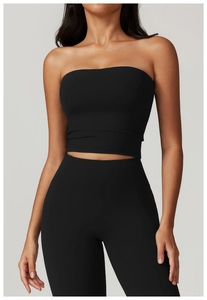 Vue de face du haut de sport sans bretelles noir et du pantalon de yoga taille haute