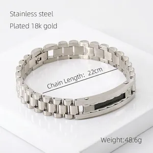 Détail du bracelet en acier inoxydable de 22 cm avec incrustation de carbone