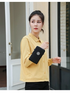 Mini sacoche de téléphone en nylon avec logo étoile portée par un mannequin