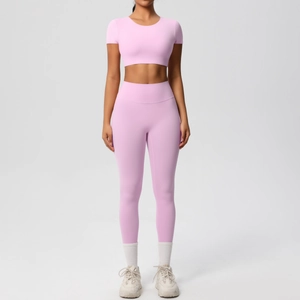 Détail d'un ensemble de yoga rose sans couture avec legging taille haute et haut court