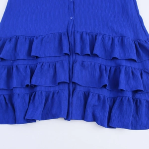 Elegantes Maxikleid in Klein-Blau mit gestuftem Rüschensaum und Crinkle-Struktur