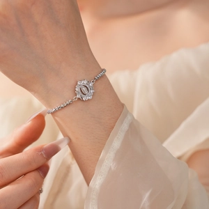 Vue détaillée du bracelet en zircon argenté avec un pendentif médaillon floral