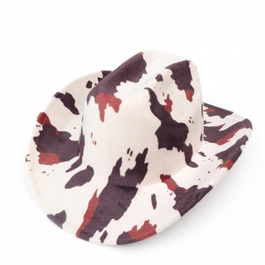 Détail rapproché d'un chapeau de cowboy imprimé vache avec texture en feutre
