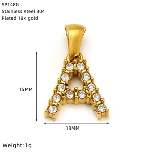 Vue macro d'un pendentif lettre A en acier inoxydable plaqué or 18K serti de zircons