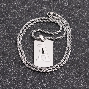 Collier en acier titane avec chaîne torsadée et pendentif rectangulaire lettre A