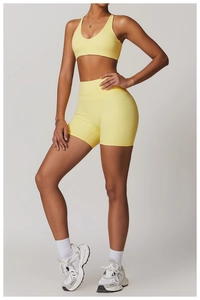 Dettaglio degli shorts da yoga a vita alta giallo chiaro e set sportivo senza cuciture