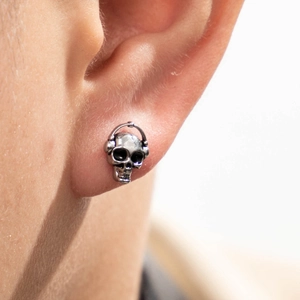 Clou d'oreille pour homme en acier inoxydable avec design de crâne portant un casque