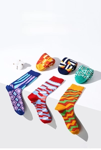 Flach liegende Baumwollsocken mit lebhaften geometrischen Wellen- und Streifenmustern