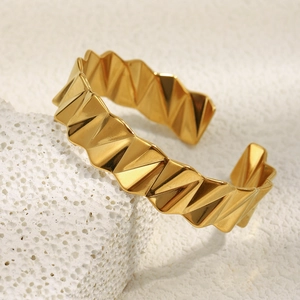 Bracelet jonc en acier inoxydable doré 18K avec texture géométrique ondulée