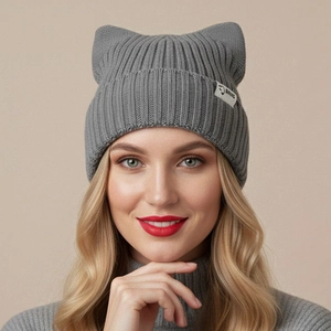 Bonnet en tricot gris avec oreilles de chat et étiquette Wing pour un look d'hiver