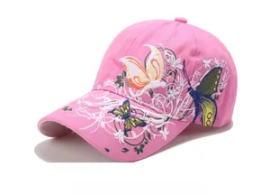 Dettaglio ricamo farfalla colorata e paillettes argentate su cappellino rosa da baseball
