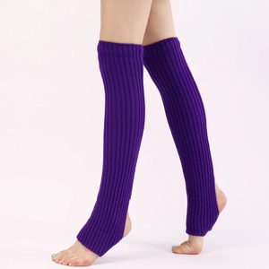 Detailansicht der lila gerippten Strickstulpen für Yoga- und Ballettaktivitäten
