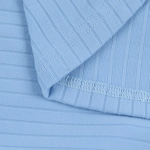 Gros plan sur le tissu en maille côtelée bleu ciel avec texture et coutures overlock