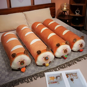 Coussin long Capybara style baguette en peluche marron avec petits détails de fruits