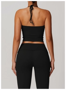 Détail du haut de yoga noir dos nu avec bretelles à nouer et coupe ajustée