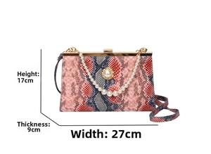 Vue détaillée du sac de soirée en serpent rose avec poignée en perles et dimensions