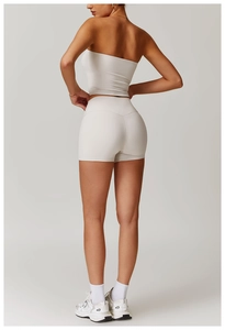 Vue arrière du haut de sport bustier sans couture et du short taille haute blanc crème