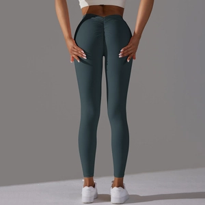 Détail du legging de yoga taille haute avec effet scrunch fessier et tissu extensible doux