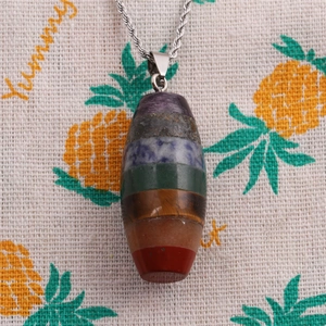 Chakra-Halskette mit sieben farbenfrohen Kristallanhängern an einer silbernen Kette