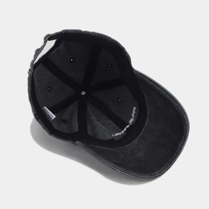 Détail de l'intérieur de la casquette gris foncé avec coutures et boucle réglable
