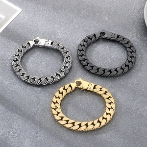 Vue détaillée des bracelets à maillons cubains gravés en finitions argent noir et doré