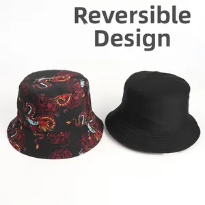 Dettaglio cappello reversibile con lato nero e stampa con drago rosso e fiori