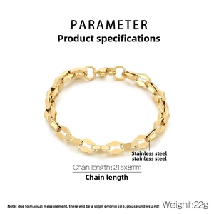 Détail d'un bracelet à maillons géométriques en acier inoxydable doré avec fermoir