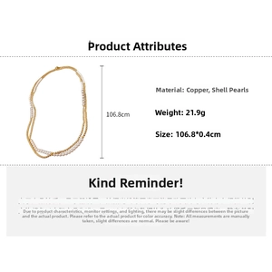 Détail du collier double couche en perles et billes dorées de 106 cm en cuivre
