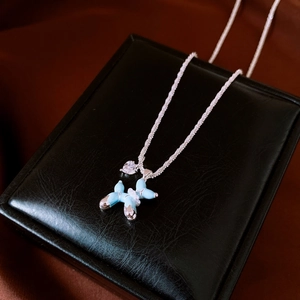 Vue détaillée du pendentif chien ballon en émail bleu avec chaîne argent et zircon coeur