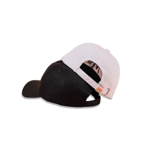 Minimalistische schwarze und weiße Baseballkappen aus Baumwolle mit Metallverschluss